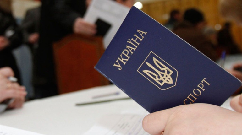 Фото більше не вклеюватимуть: в Україні паспорти-книжечки хочуть замінити на ID-картки