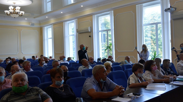 З емоціями та суперечками: депутати затвердили на посаді директора лікарні Олександра Шаповала