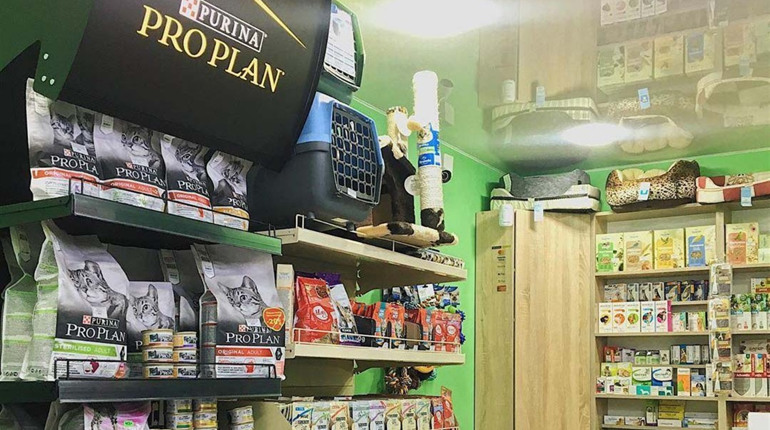 У Конотопі відкрилася ветаптека «Зоолюкс». Можна придбати корма, одяг та іграшки