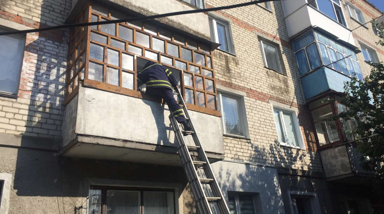 Старокостянтинівські рятувальники знайшли в квартирі тіло 81-річної жінки
