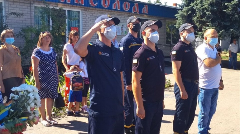 День Державного Прапора відзначили в Нижніх Сірогозах. Через COVID-19 святкували скромно 