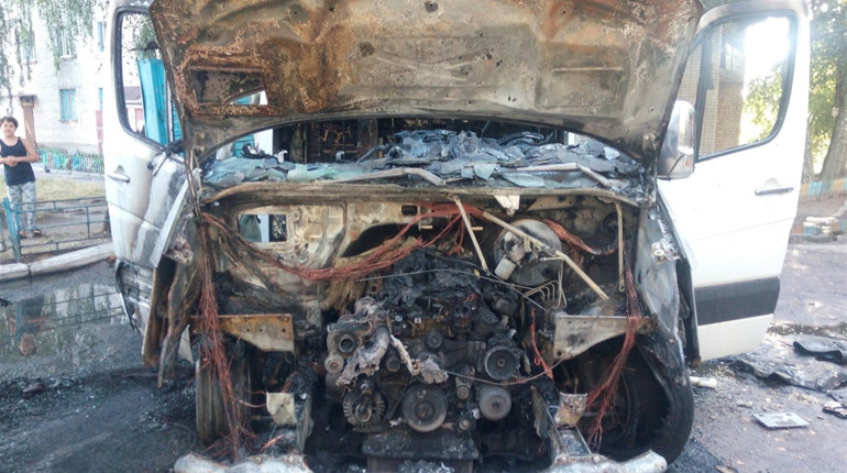 Вогонь пошкодив сусіднє авто: у Новограді горів Mercedes