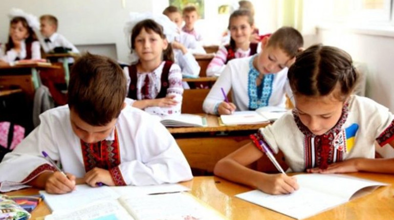 Зібрати в школу першачків батькам допоможуть політики і благодійники