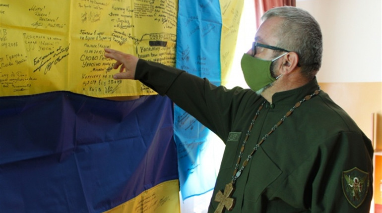 Херсонський священник зібрав колекцію у понад 80 прапорів України. Як їх побачити і звідки вони