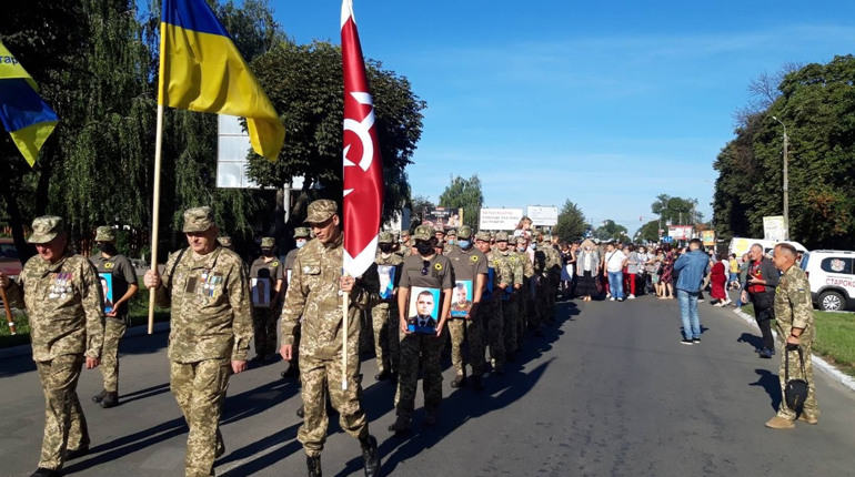Пам'ятаємо загиблих, шануємо живих: у Старокостянтинові відбулася загальноміська хода пам'яті