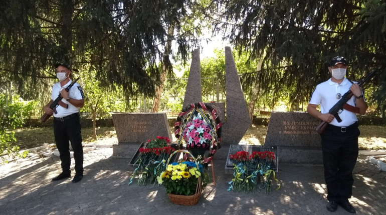 Первомайські правоохоронці вшанували загиблих колег: відбувся мітинг-реквієм