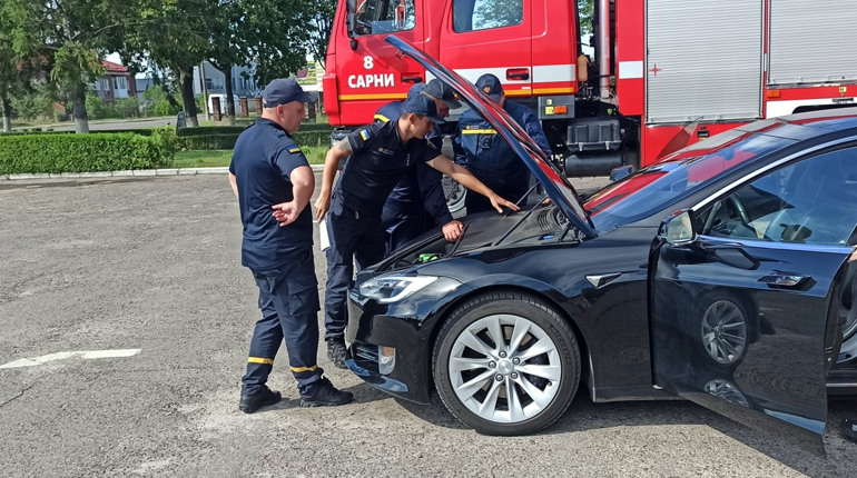 Сарненські пожежники досліджували електрокар TESLA  