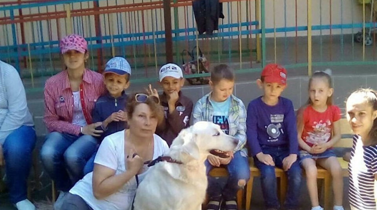 Команда клубу Аякс та психологи провели свято для дітей: презентували метод каністерапії