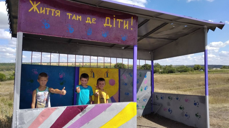 Троїчани власноруч відремонтували автобусну зупинку для школярів