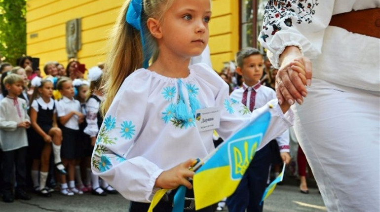 Окремі входи, дистанція та міні-лінійки: як пройшло 1 вересня у школах Новограда