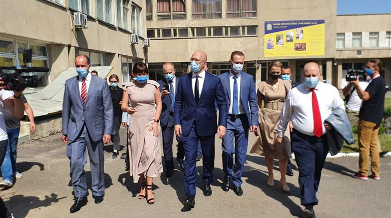 У сусідів: про візит прем'єр-міністра, новий навчальний рік та семирічного героя