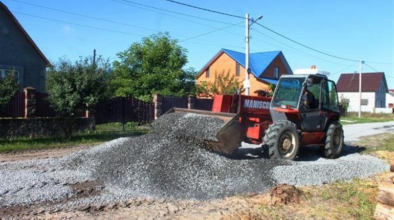  Вирівняли ґрунт: де в Сарнах грейдерували дороги