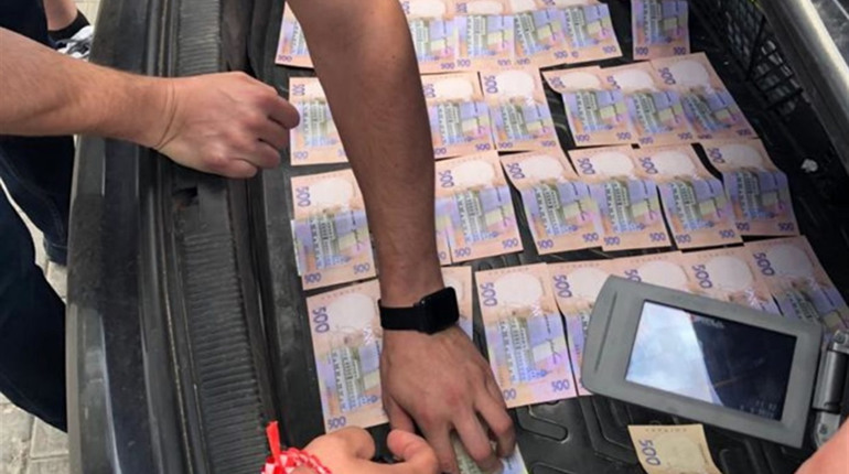 Луганська прокуратура викрила і затримала "на гарячому" чиновника-хабарника 