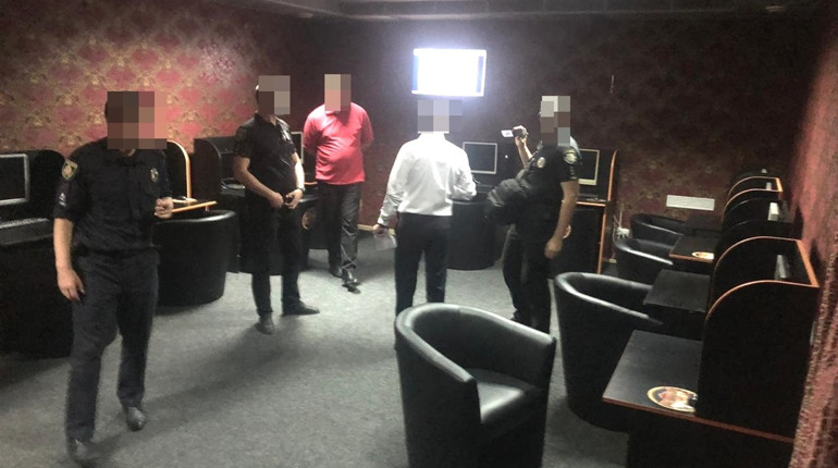 Завадили правоохоронці: у центрі Новограда хотіли відкрити ігровий бізнес