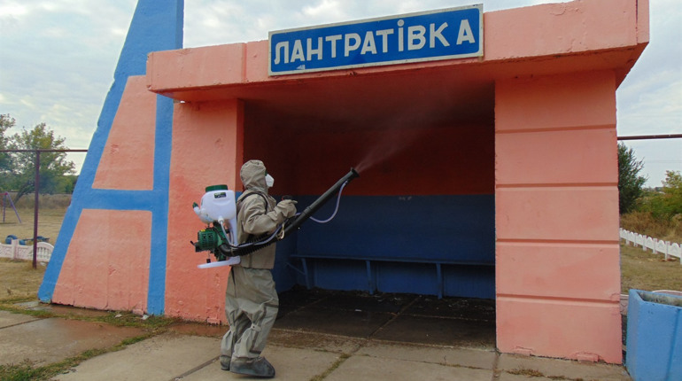 Надзвичайники дезінфікують місця загального користування, щоб убезпечити троїчан від COVID-19