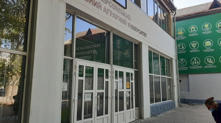 В аграрному університеті в Херсоні стріляли — пошкодили двері на вході. Поліція шукає свідків