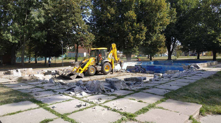Фото дня: у Конотопі реконструюють фонтан