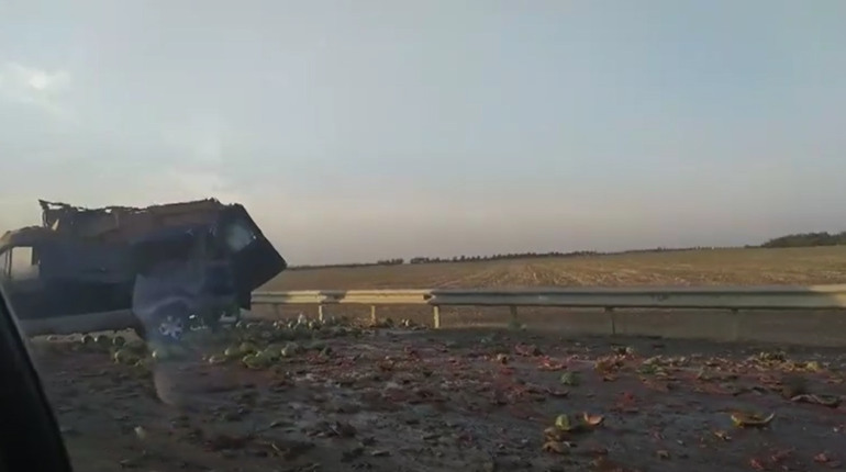 Вся дорога в кавунах. В ютуб виклали відео ДТП з фургона, що віз баштанні (обережно — матюки!)
