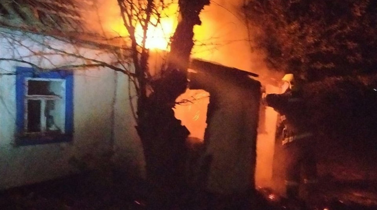 На Сірогозщині пенсіонерку з палаючого будинку врятували сусіди