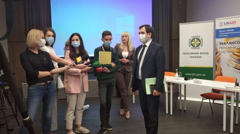 Пенсійний фонд України презентував електронні послуги: пенсійний калькулятор і трудову книжку 