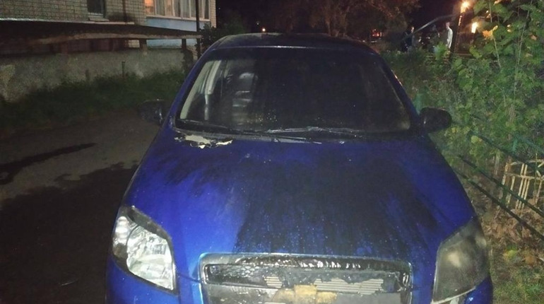 У Ніжині невідомі підпалили легковий автомобіль. Рятувальники ліквідували пожежу