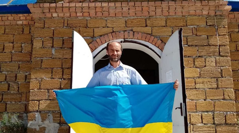 «Постільна білизна від Горбовських». Як священик єдиної у районі церкви ПЦУ заснував хендмейд бренд