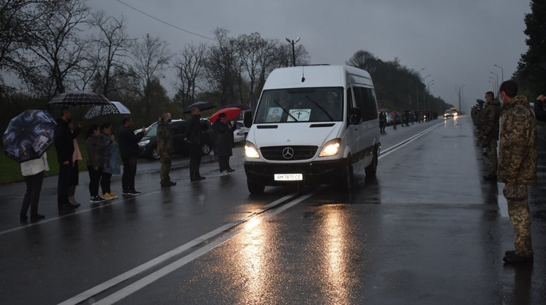 "Живим коридором": у Новограді зустріли загиблого курсанта Богдана Матвійчука