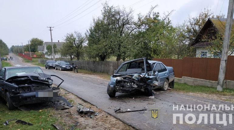 Взяв авто в батька: на Сарненщині троє неповнолітніх потрапили в аварію