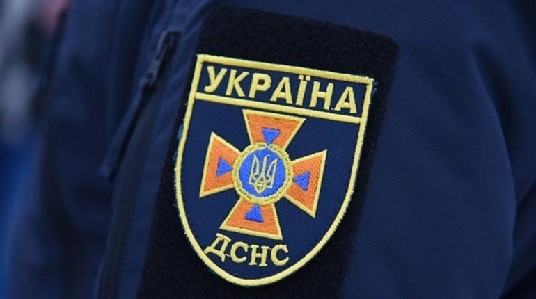 У Новоград-Волинському районі рятувальники витягли вантажівку з кювета