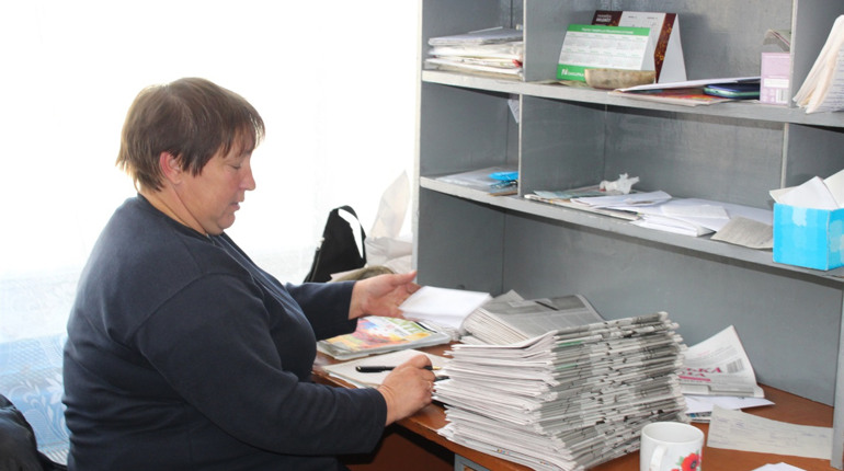 Листоноші працюють за мінімальну зарплату і мріють, щоб у троїчан були поштові скриньки