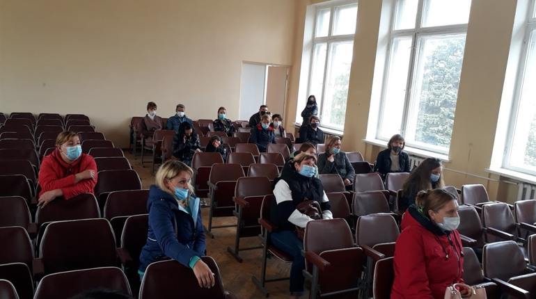 Батьки району мітингують проти дистанційного навчання