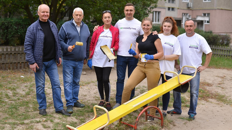 Толока “ЗА МАЙБУТНЄ”: загрібали, замітали, фарбували, ремонтували кандидати в депутати