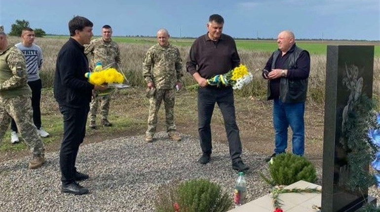 Волонтери провели скорботний мітинг біля пам’ятника загиблим артилеристам поблизу села Рівне