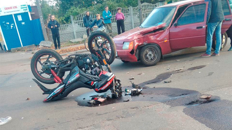 У Мені мотоцикл зі школярами врізався в автівку 