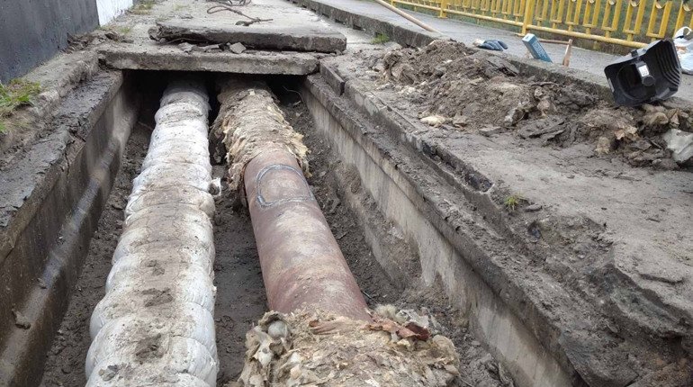 У Нетішині триває підключення опалення. Є пориви трубопроводу