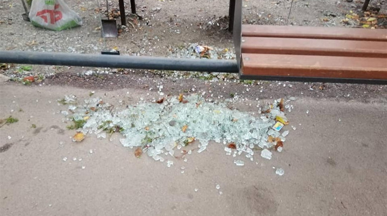 Черговий акт вандалізму у Ніжині: від рук невідомих постраждала зупинка 