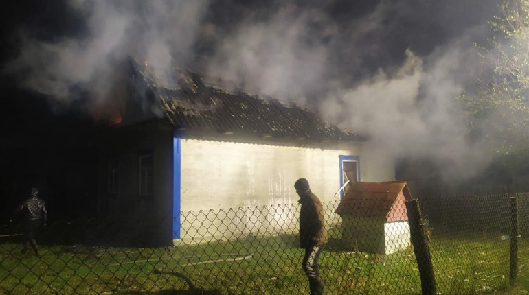 Згорів дах: вночі на Сарненщині вогонь охопив житловий будинок