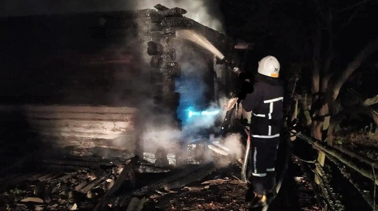 З цигаркою в ліжку: три чоловіки згоріли у власній оселі