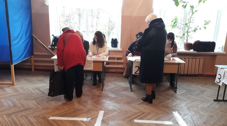 Вже зранку на виборчих дільницях спостерігаються черги