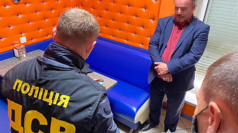 На Прикарпатті правоохоронці затримали голову ОТГ одразу після одержання 500 доларів США хабара