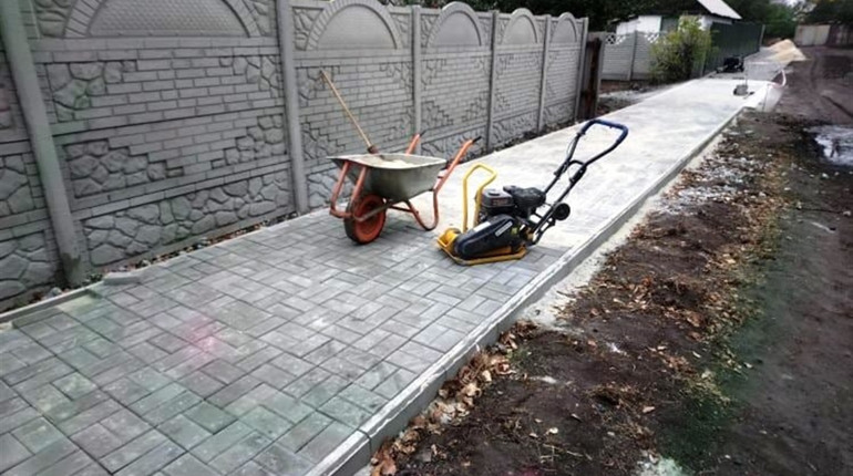 У Гірському йде будівництво тротуару: коли планують завершити роботи