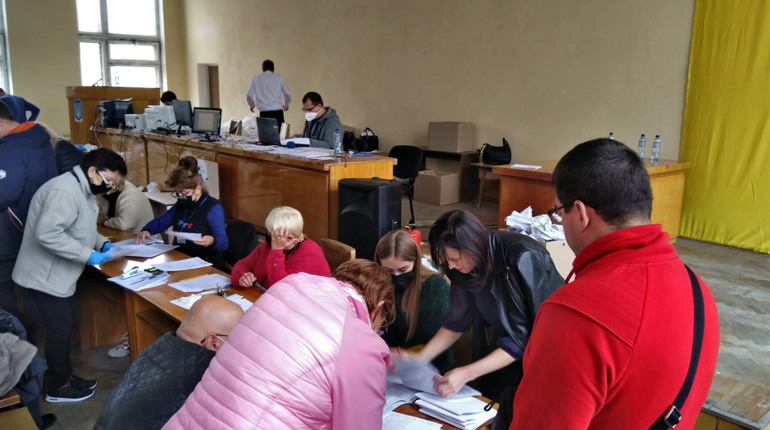 Натовпи без масок, поліції не вистачає. Як ведуть перерахунок голосів у Корабельній ТВК (відео)