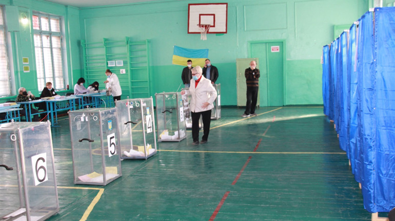  Хто і від яких політичних сил пройшов у депутати Курахівської міської ради