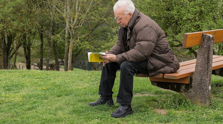 «Кнопка безпеки» та браслети з QR-кодом: Уряд планує посилити захист людей похилого віку з 2023 року