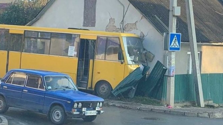 У Чорткові сталася ДТП за участі маршрутного таксі (+ фото)