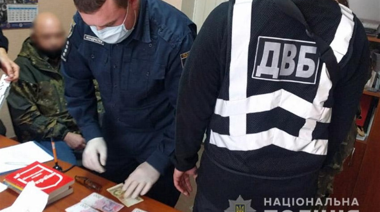 Славутчанин, що незаконно зберігав вогнепальну зброю, спробував підкупити слідчого