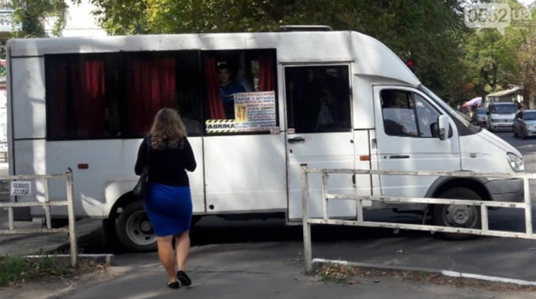 «А у вас є 250 гривень на штраф за відсутність маски?» Як херсонські водії привчають до карантину