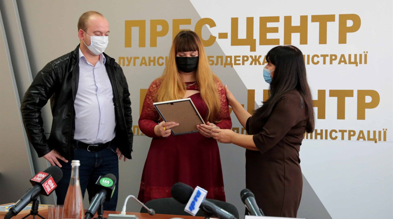 Три сім’ї стали власниками квартир у Золотому: хто їх отримав