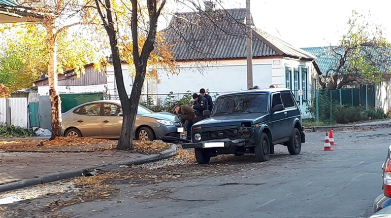 Потрійна ДТП: у Лозовій біля районної поліклініки зіткнулися три легковика