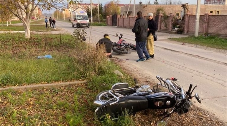 У найбільшому мікрорайоні Чорткова зіткнулися мопед та мотоцикл